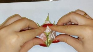 Бутоньерка канзаши из атласных лент