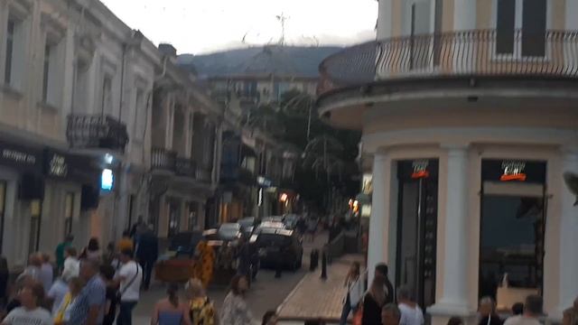 Крым Ялта Летняя Набережная отдых в Ялте,ПОЛНО людей,Мухтар поёт,Море ёще не очистилось.Крым2021