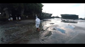 Опасные волны на пляже. Сезон дождей на Бали. Храм Пура Танах Лот. Охрана виллы Своим Ходом