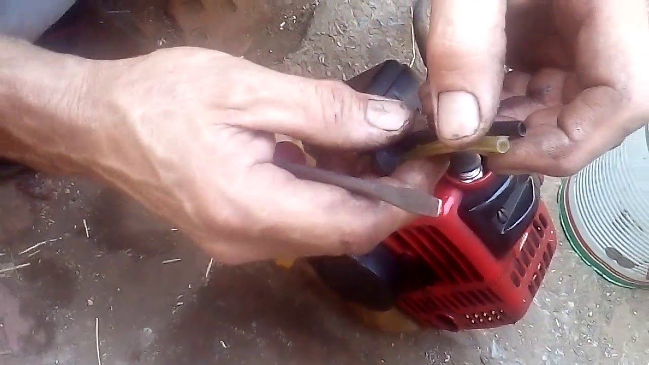 Где находится фильтр на триммере. Фильтр для триммера хускварна 236. Где находится фильтр на триммере. Воздушный фильтр для бензотриммера св325. Карбюратор для триммера эхо 2305 si.