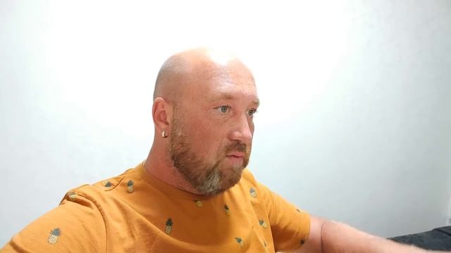 ЯЛТА ЗАСЕЛЯЕМСЯ. СЛОМАННЫЙ ДИВАН КОМНАТА КАК КОРОБКА ИЗ ПОД ОБУВИ. ЭТО НОРМАЛЬНО