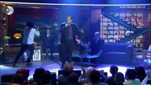 Beyaz Show - Ata Demirer İtalyanca operadan girdi, Türkçe şarkı ile çıktı!