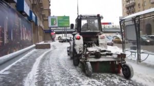 Трактор убирает снег на проспекте Мира