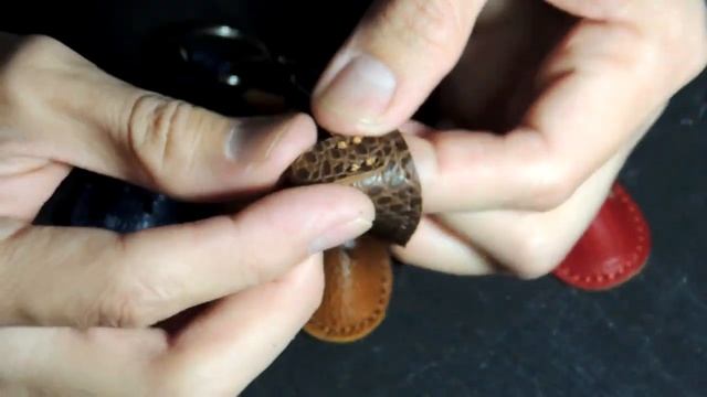 Самодельный кожаный брелок для ключей. Мокасины.