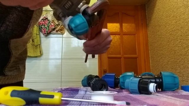 Фитинги ПНД трубы. Чем уплотнить пластиковую резьбу.