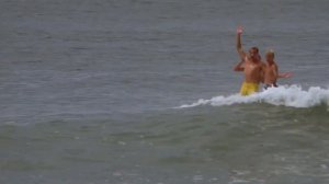 Он Нашел Бутылку в Море с Запиской, Которая Привела Его к Загадочному Старику