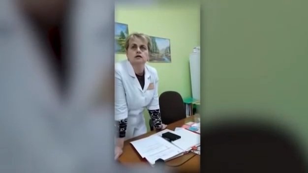Пациенту надо купить перчатки, чтобы его принял хирург