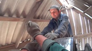 Началось в колхозе утро 3/61. Меняем ленты малой нории ЗАВ-40.