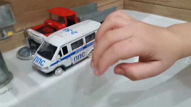 Игра с водой! запускаем машинки в воду!