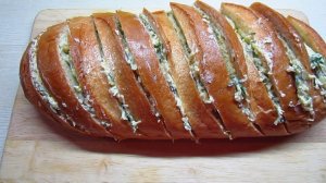 Ароматный, хрустящий хлебушек с сыром и сливочным маслом.