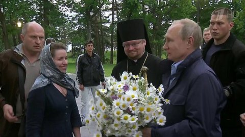 Владимир Путин и Александр Лукашенко посетили древний монастырь на острове Коневец