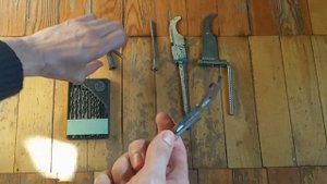 Дюбель для монтажа бойлера, радиатора, навесного шкафчика.