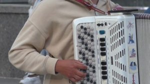 Под небом Парижа - Талантливый баянист у метро Горьковская