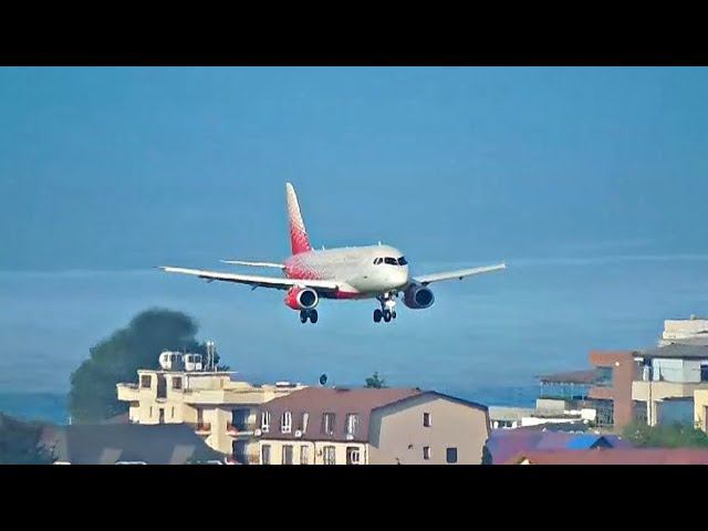 Самолет который летит в сочи. Аэропорт сочи уральские авиалинии. Самолет над сочи. Самолёт висит в воздухе. Самолет сочи.