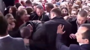 Давка на открытии ресторана Бузовой ,некоторым детям плохо