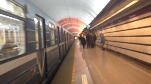 Метро состав ,, Номерной" 81.717.5п На станции обводный канал