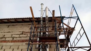 Дымоход снаружи. Котельная в подвале. Погода шепчет ,-15 градусов.