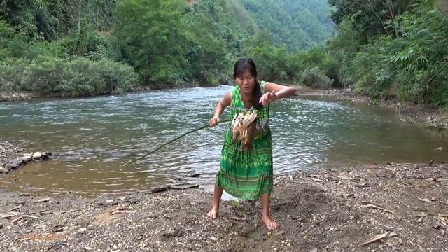 Primitive Life: Smart Girl's Fishing Skills Catch A Lot Of Fish - Cooking Fish For Survival смотреть онлайн