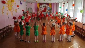 танец с флажками начало праздника #9мая #деньпобеды #выпускной #детство #детскийсад #витебск #руба