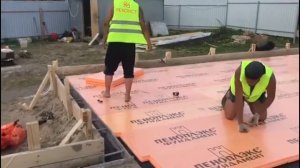 Устройство утепленного фундамента.  Укладка геомембраны и утеплителя