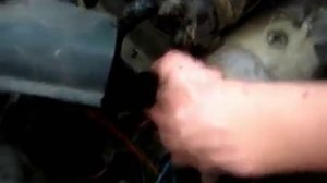 2 девушки ремонтируют стартер)