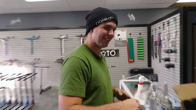 SCOOTER DECK FINGER PAINT! *DIY GONE WRONG* смотреть онлайн