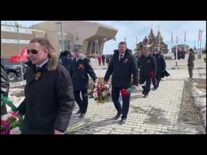 Возложение цветов к памятнику "Чукотка – фронту" 9 мая в Анадыре