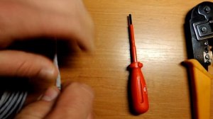 Как обжать ОТВЁРТКОЙ интернет кабель коннектором RJ45. Как самому обжать коннектор RJ45.