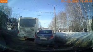 Два водителя автобусов устроили разборки на дороге с выездом на встречку и перекрытием дороги