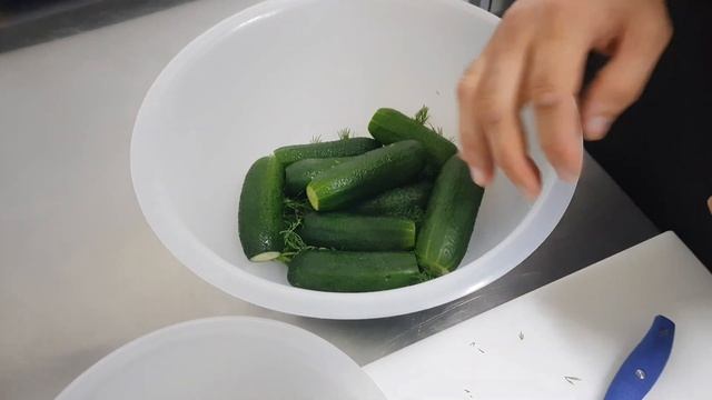 МАЛОСОЛЕНЫЕ ОГУРЦЫ / КАК ПРИГОТОВИТЬ / РЕЦЕПТ смотреть онлайн