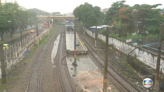 Repórter Bruno Albernaz na cobertura sobre forte chuva no RJ смотреть онлайн