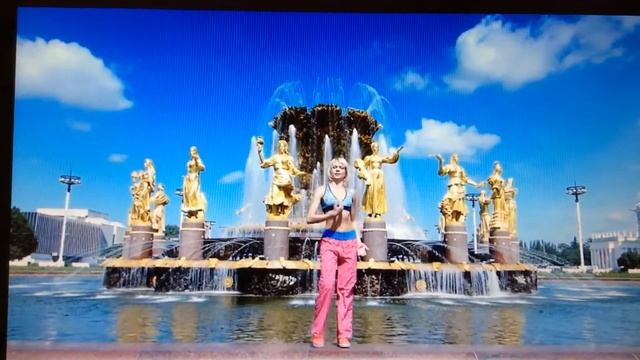 Оффигенно танцует на фонтане ВДНХ смотреть онлайн