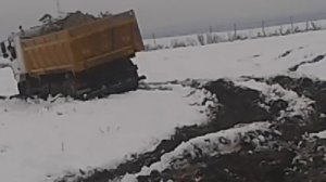 Беларуский Маз прёт по грязи и...