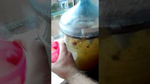 Засыпаем сахар в квас