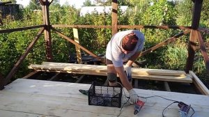 Кладём пол на даче в беседке