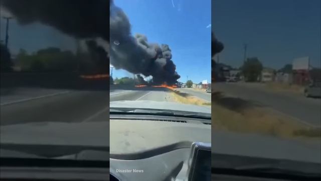 Пожарный самолёт зацепил провода и рухнул на трассу в Чили