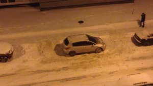 Девушка паркует автомобиль зимой