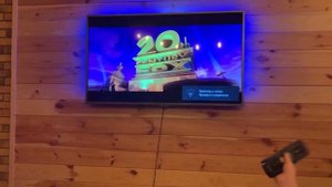 Ребёнок сам кушает суп ложкой