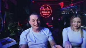 ЭДВАРД БИЛ ДЕЛАЕТ МАКИЯЖ ВИКИ СТРАУСУ НА СТРИМЕ #эдвардбил #стрим #edwardbil #пранк