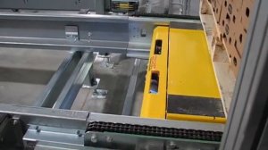 Перемещение паллеты с продукцией на автоматической тележке (шатле)