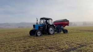 Трактор МТЗ с разбрасывателем удобрений UNIA 3000