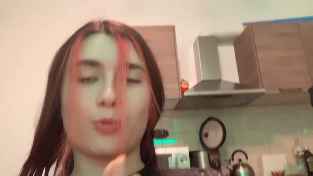 красим волосы ДОМА в РАНДОМНЫЙ цвет с Дашей Граф смотреть онлайн