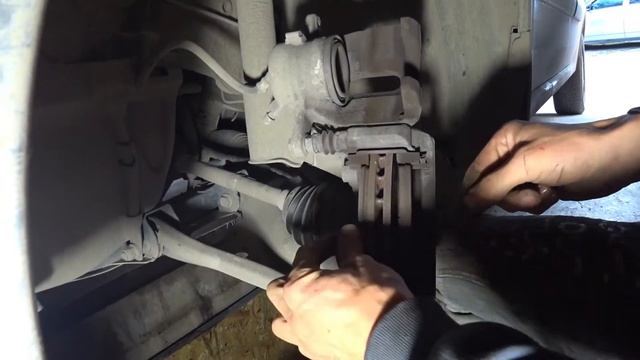 LADA LARGUS - На Техобслуживании, замена тормозных колодок и нижней подушки КПП Бизнес в гараже. смотреть онлайн