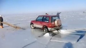 Провалился седанка. Машина провалилась. Смотреть всем! Трещина за коврижкой будте осторожны!
