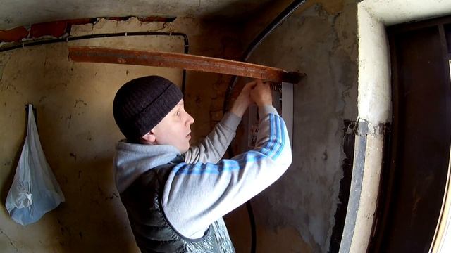 ЭЛЕКТРИЧЕСТВО В ГАРАЖ СВОИМИ РУКАМИ часть 3 УСТАНОВКА РАСПРЕДЕЛИТЕЛЬНОГО ЩИТА смотреть онлайн