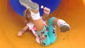 Видео для детей Девочка играет на игровой площадке – одно из самых красивых видео на детском канале