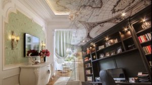 Идеи дизайна интерьеров с обоями на потолке