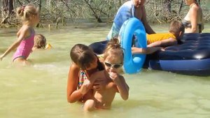 Дети купаются, дети в озере, игры в воде