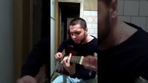 Парень красиво поет под гитару
