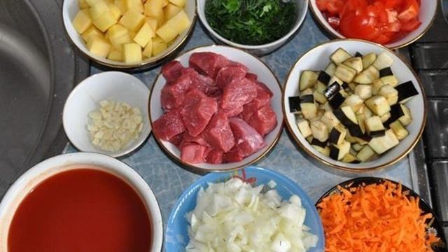 Баранина с овощами в горшочках